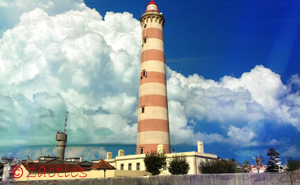 Farol de Aveiro na praia da Barra